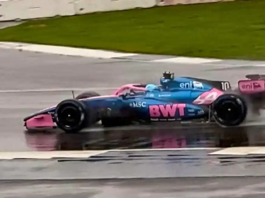 Con la apariencia del A525, el nuevo Alpine rodó en Silverstone.