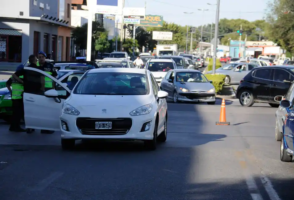 Un hombre mayor sufrió traumatismo de cráneo al ser atropellado por un auto