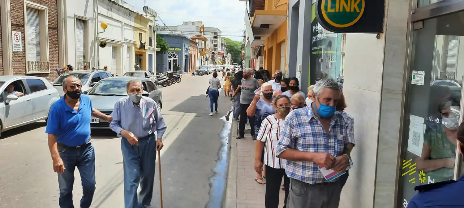 Larga fila de jubilados en el banco Industrial: sin certificado de vacunación no se puede entrar