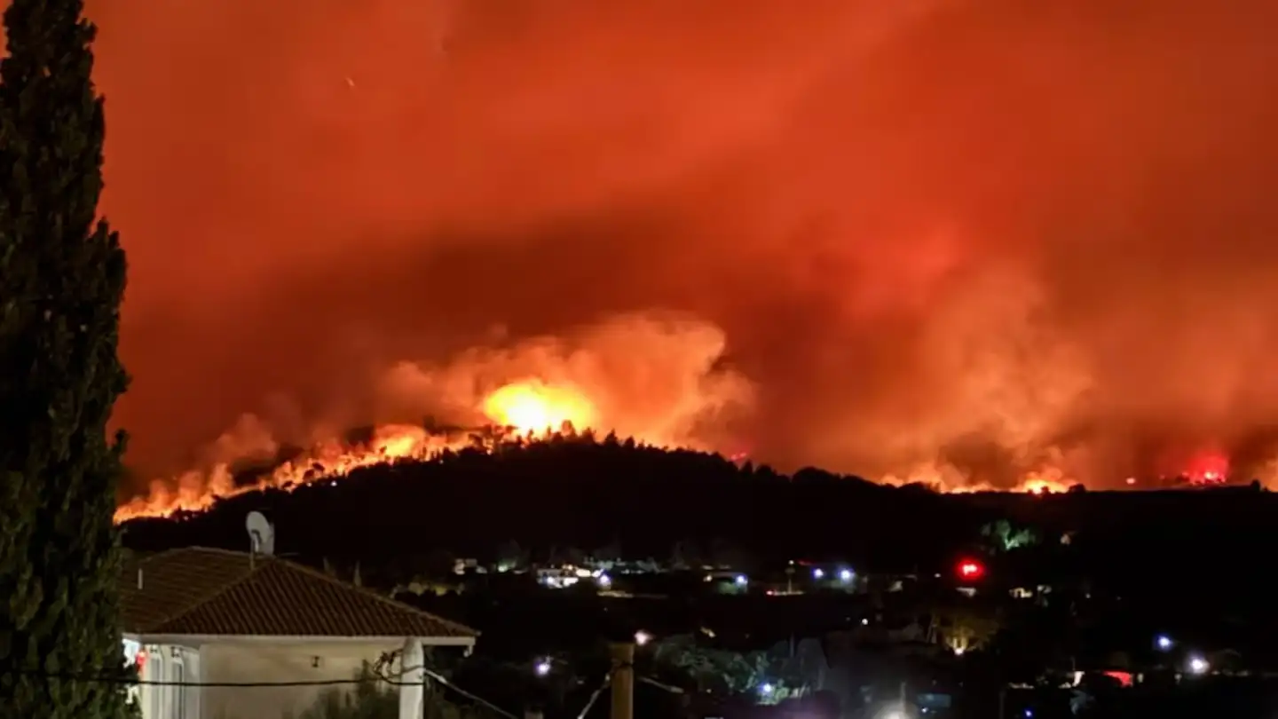 El humo de los incendios ya cubrió parte de Atenas.