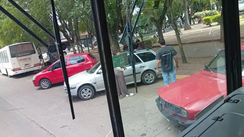 Reclaman por mal estacionamiento en plaza Belgrano