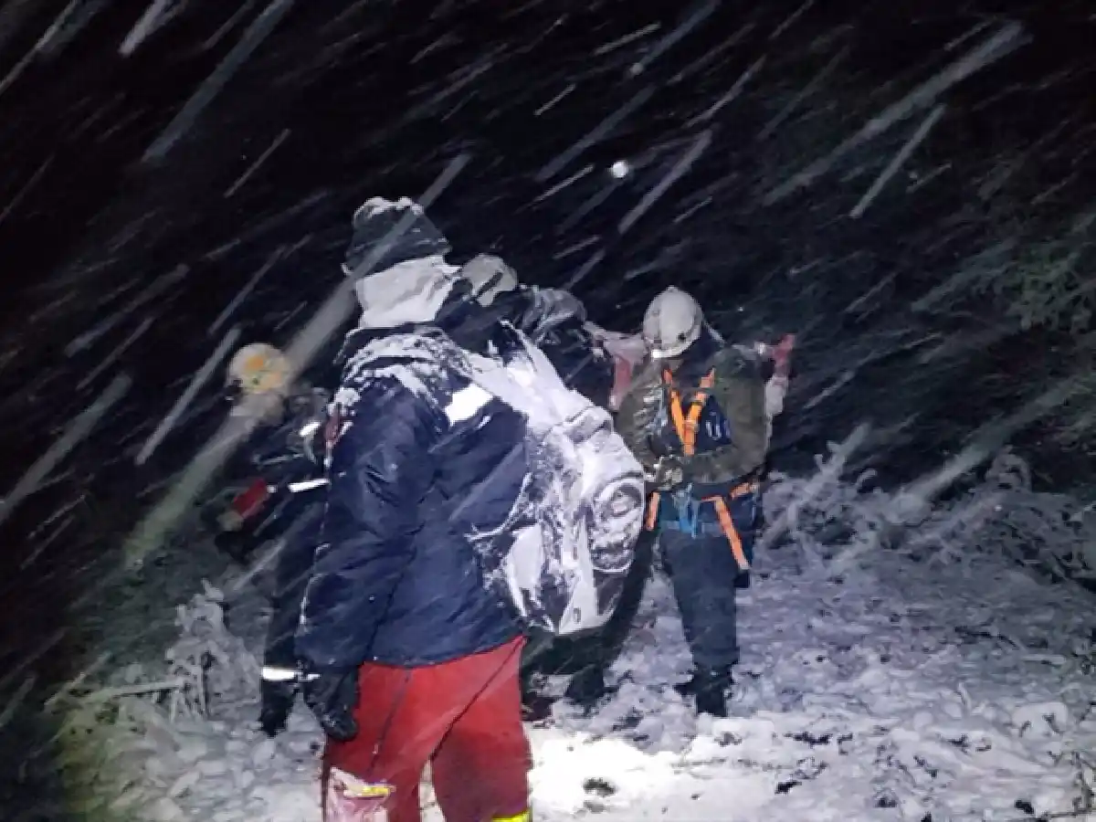  [VIDEO] Así rescataron a la comitiva presidencial varada en la montaña