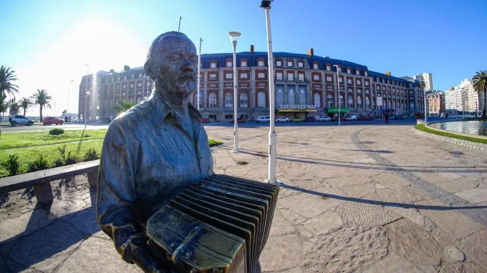 Reubicarán el busto de Ástor Piazzolla en el Aeropuerto