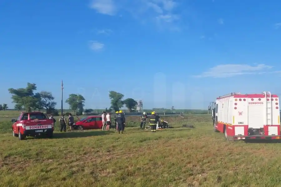 Esta mañana: cuatro personas heridas luego de perder el control del auto y chocar una alcantarilla