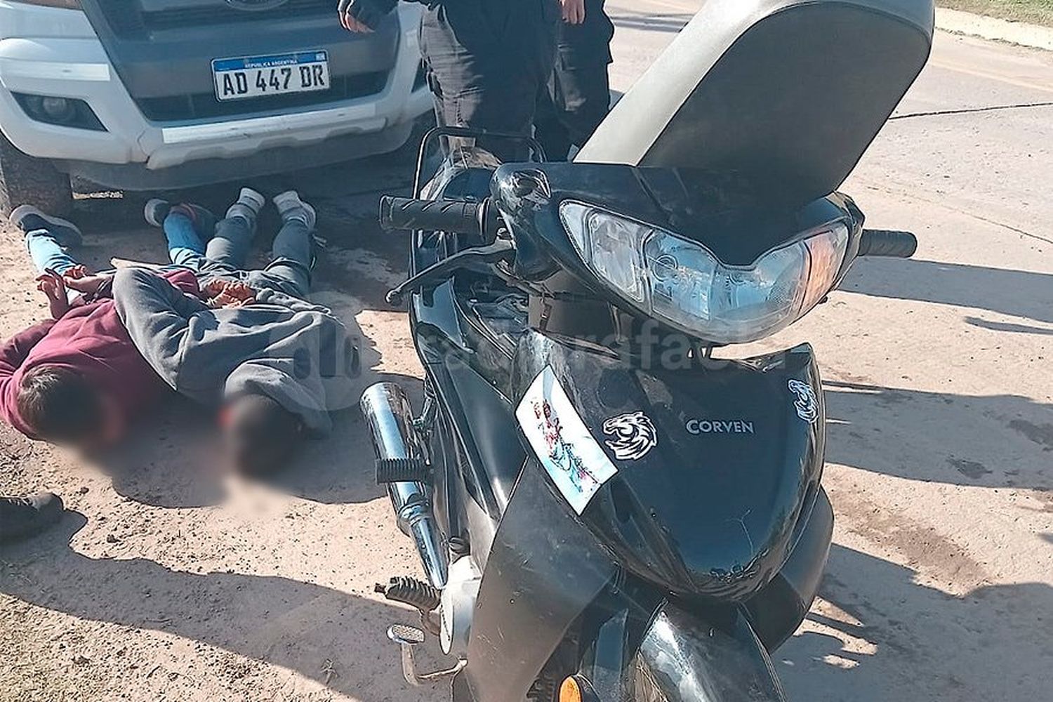 Trasladaban una moto de forma “misteriosa”: los atraparon, se violentaron y terminaron aprehendidos