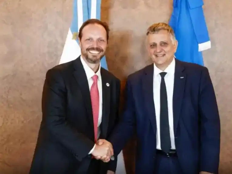 Sergio Mengoni y Horacio Marin en la firma del acuerdo con TotalEnergies.