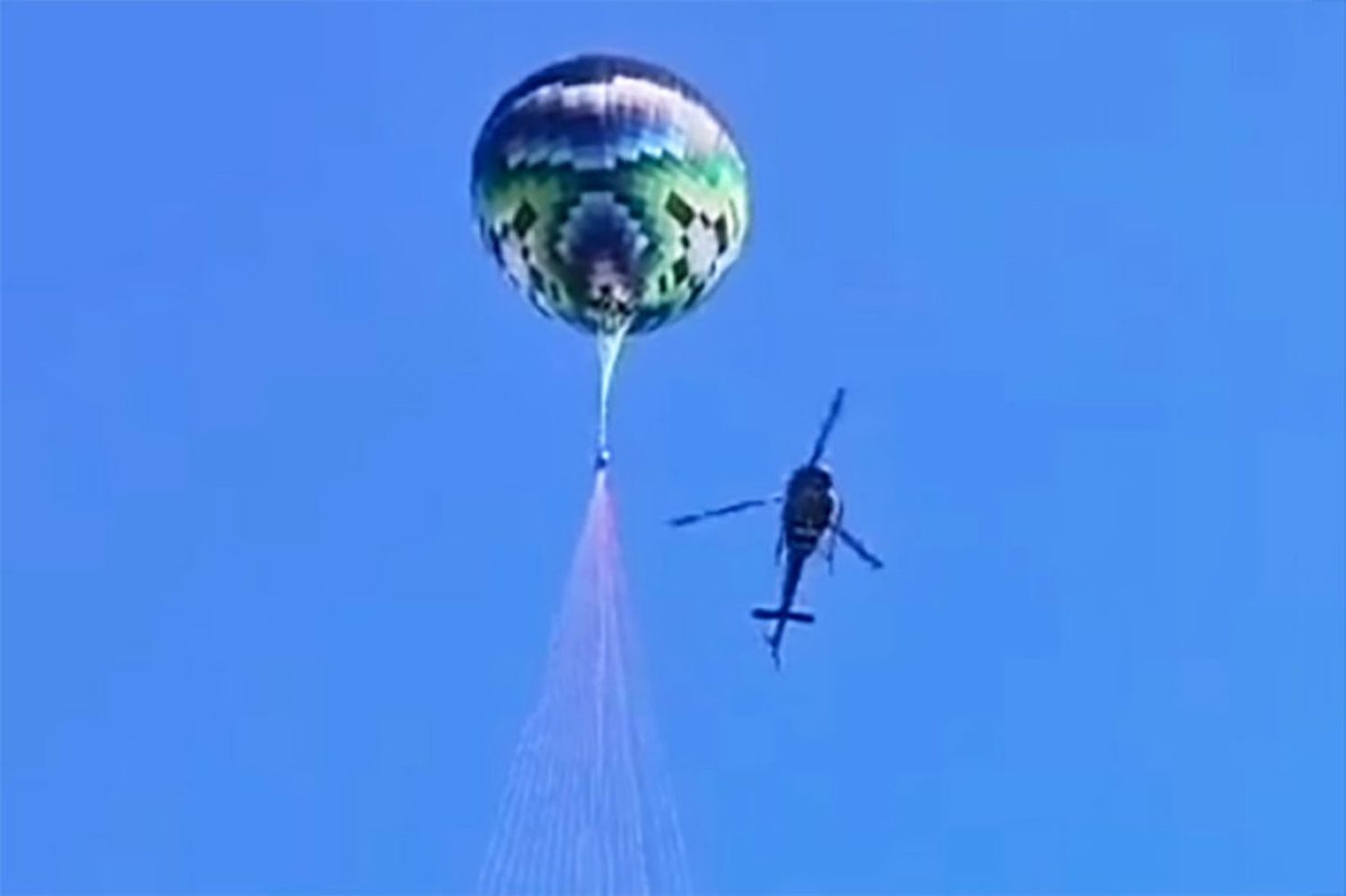 Helicóptero policial derriba globo por representar una amenaza para el tráfico aéreo