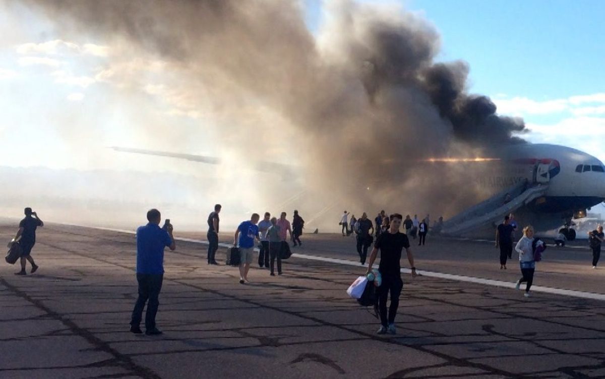 La FAA exige a aerolíneas impedir que pasajeros tomen equipaje en evacuaciones