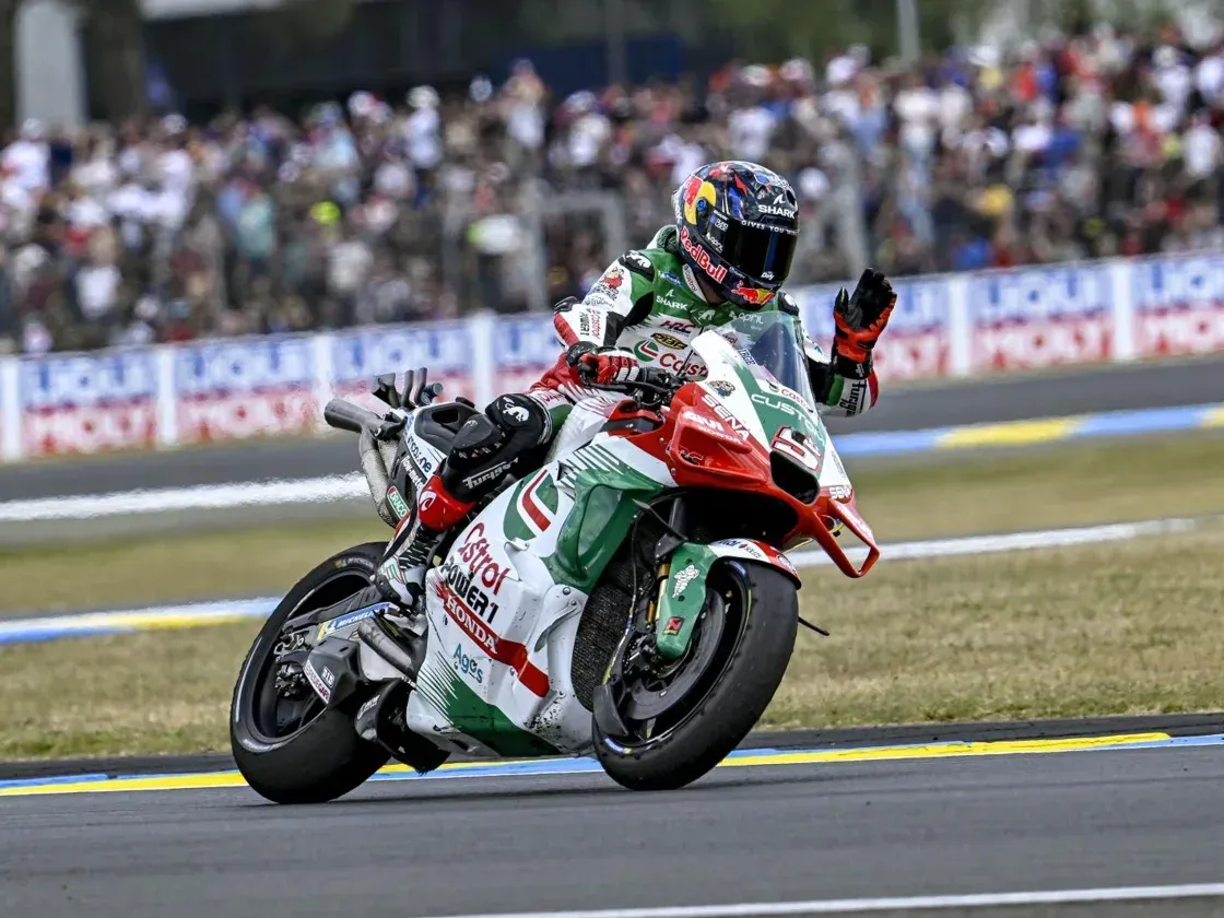 El francés Johan Zarco celebra su victori en Le Mans.Foto: EP