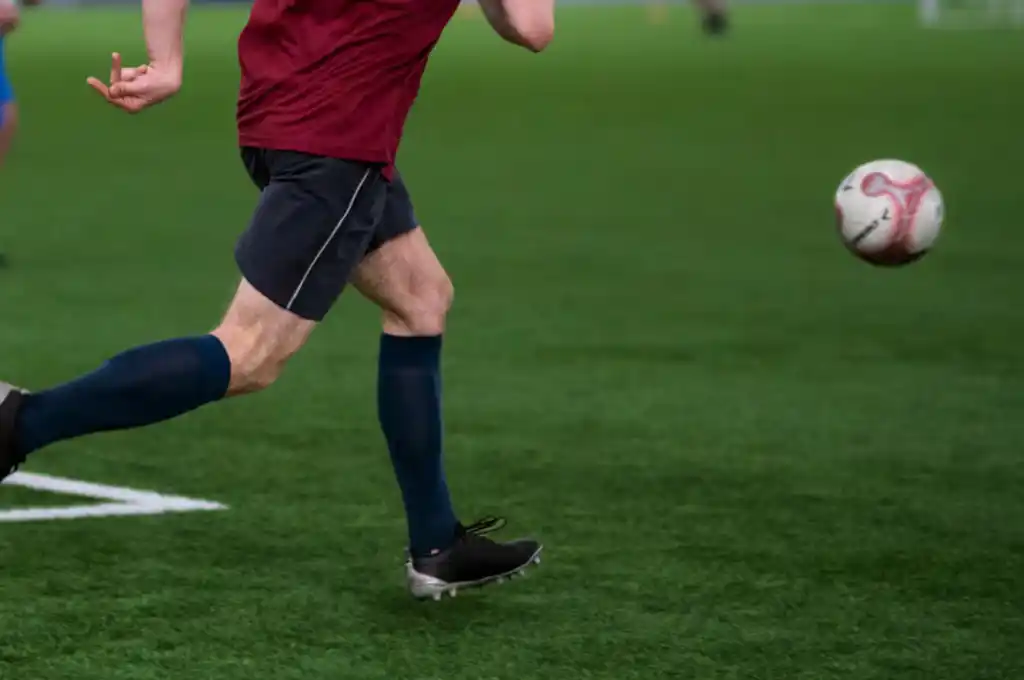 Un joven se desplomó durante un partido de fútbol y murió delante de sus amigos. (Foto: ilustrativa/Freepik)