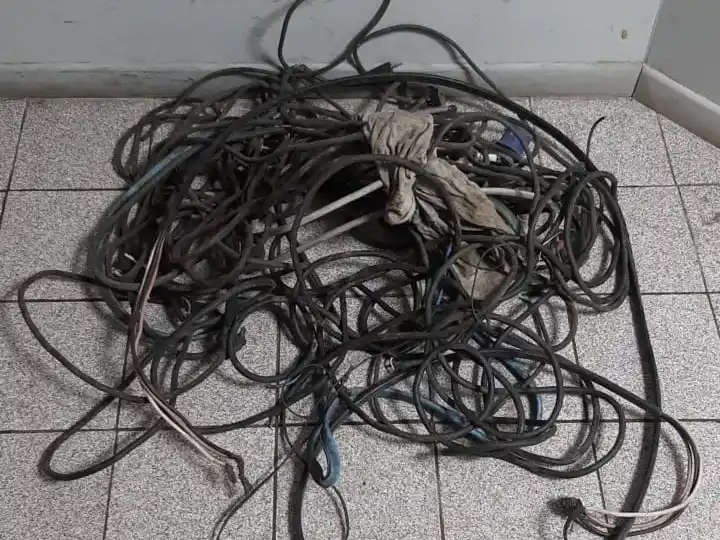 Los cables que recuperó la policía.