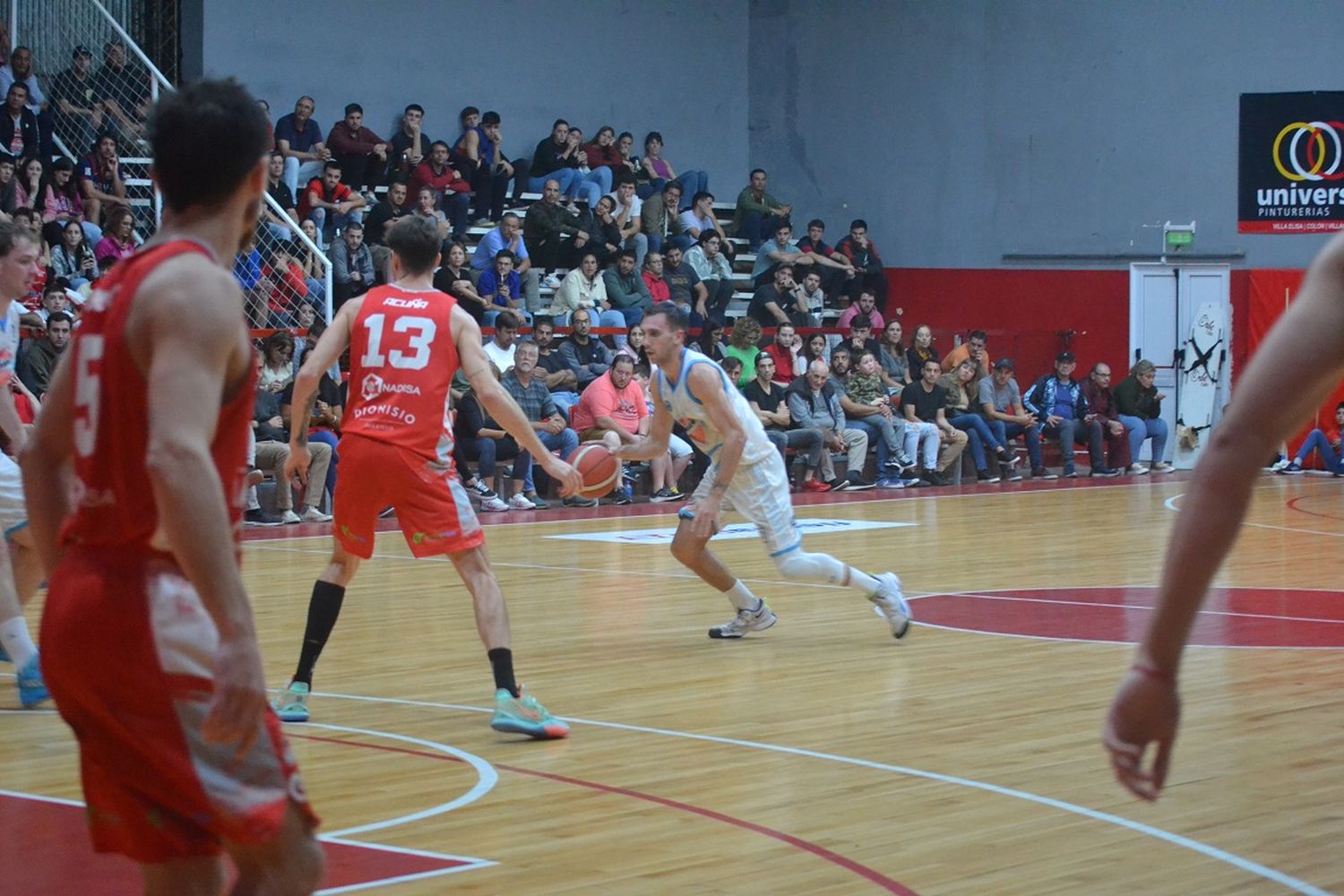 Acuña (13), plantado en defensa. (Foto de prensa de La Unión).