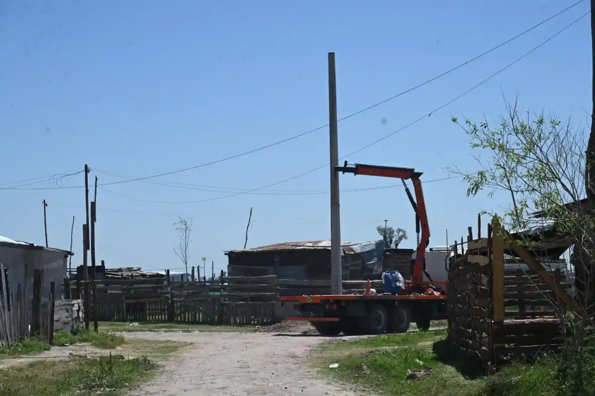Se instalan las columnas para el tendido eléctrico en el asentamiento Los Espinillos