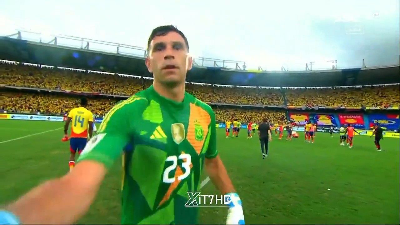 El arquero recibió la hostilidad del público local y tras el pitazo final se enojó con el seguimiento personalizado que le hizo la transmisión internacional de TV.