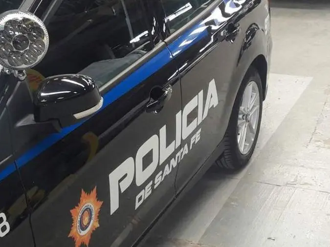 Una mujer policía fue asaltada y herida por tres delincuentes en la zona sur.