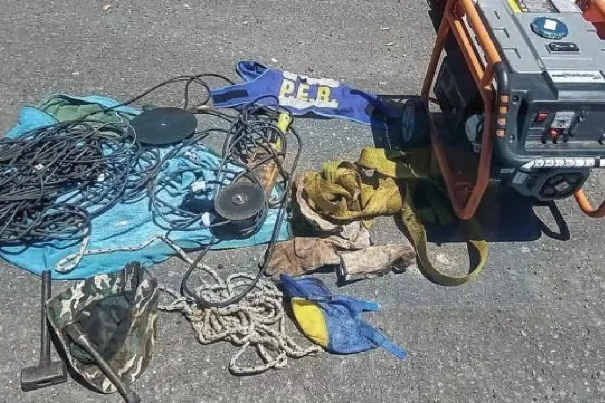 Con un grupo electrógeno y una amoladora cortaban rieles de las vías del tren