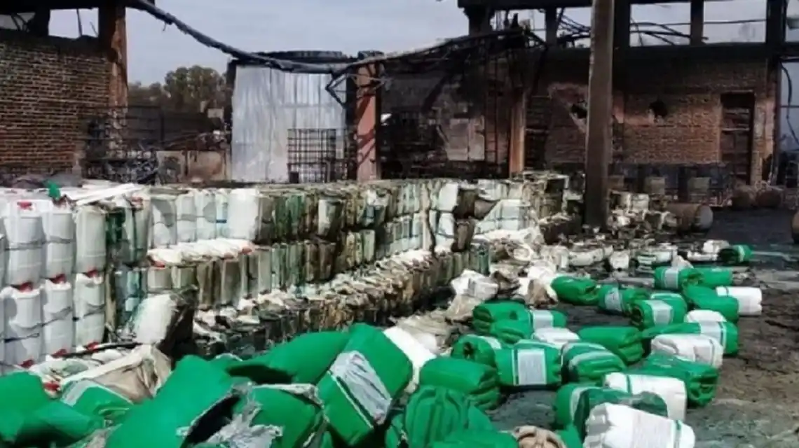 Incendio en planta de agroquímicos de Mercedes: Defensoría alerta por consecuencias ambientales