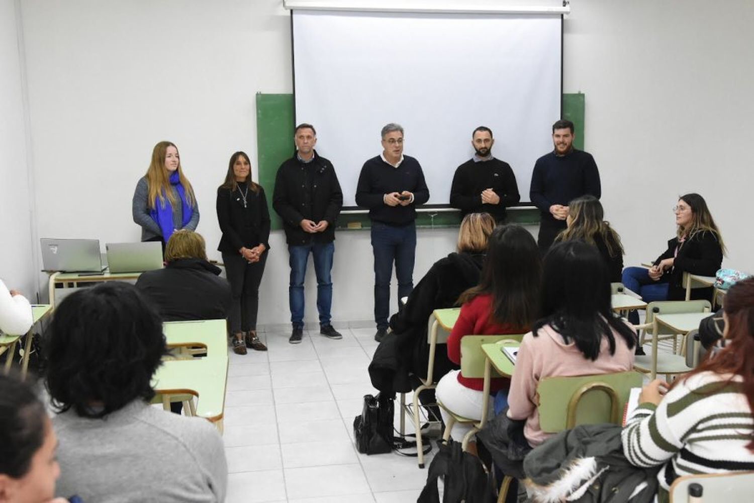 La ciudad capacita a mujeres y varones para las industrias locales