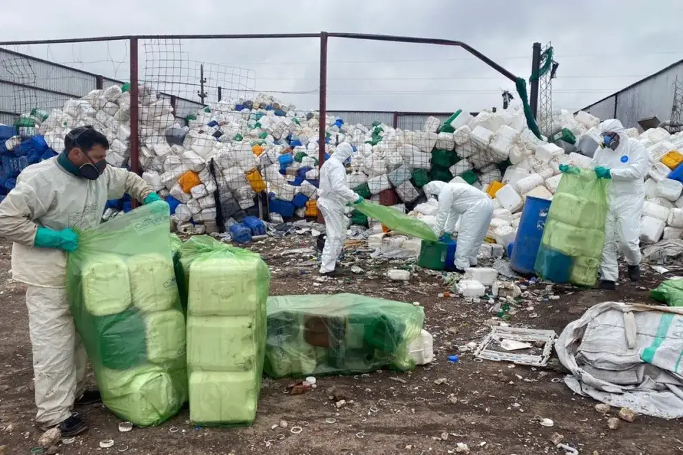 El Gobierno provincial clausuró un acopio ilegal de envases de fitosanitarios y multó a su titular por más de $ 46 millones