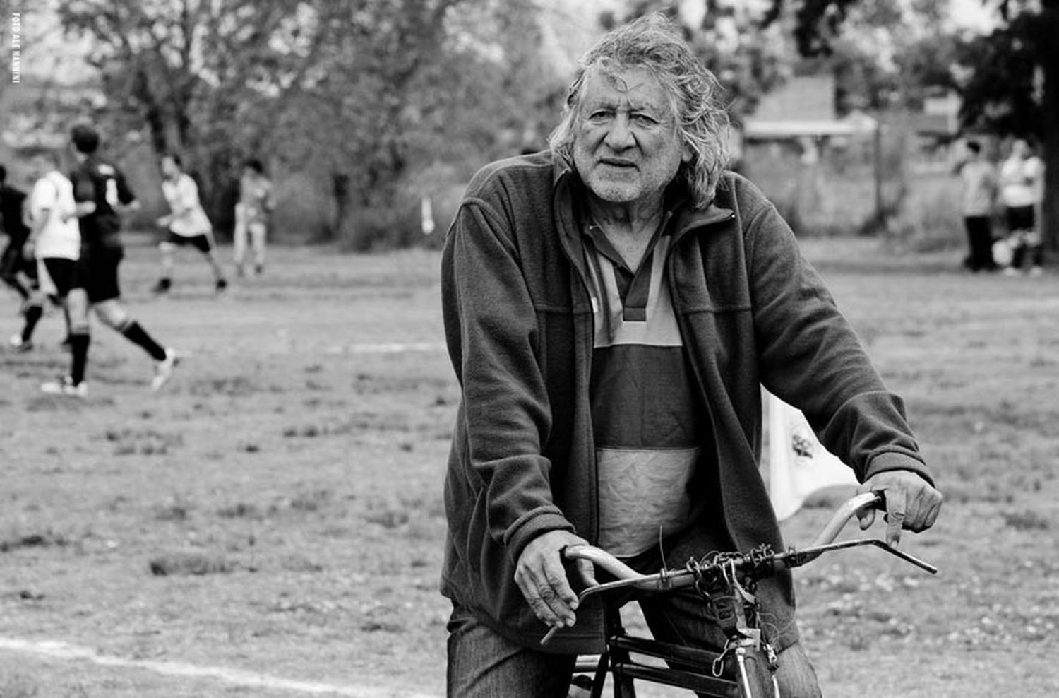 Hinchas y vecinos, unidos por el Trinche Carlovich: construyen un monumento frente a Central Córdoba para recordar al ex futbolista