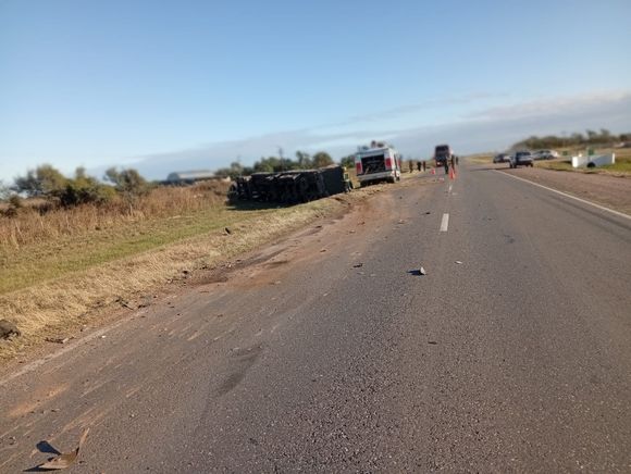 Accidente entre dos camiones en Ruta Nacional 34: uno de los vehículos volcó tras un roce