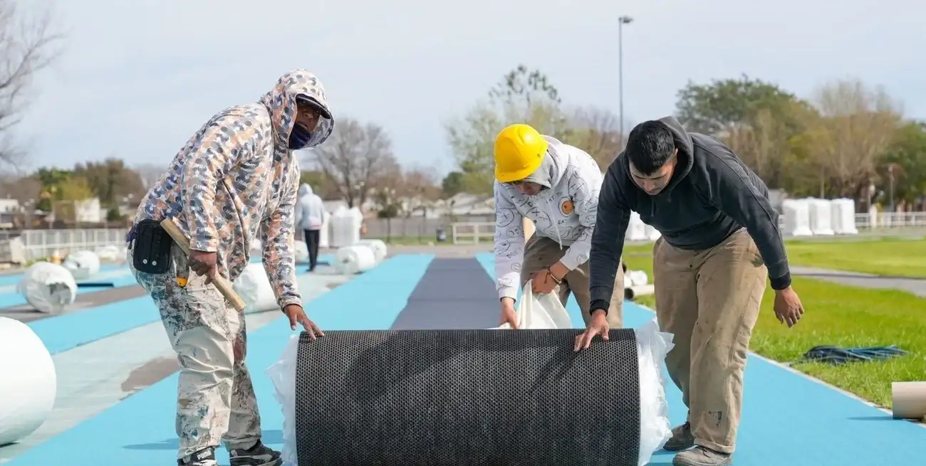 Santa Fe avanza con la instalación de una nueva pista de atletismo en el CARD.