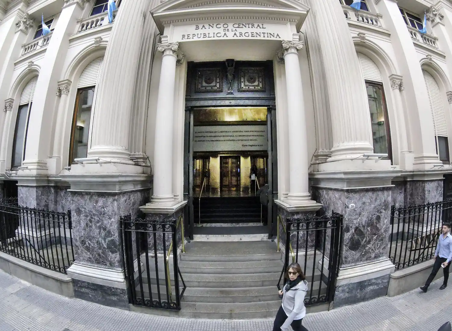 El Banco Central dispuso un endurecimiento del cepo para evitar la salida de los dólares