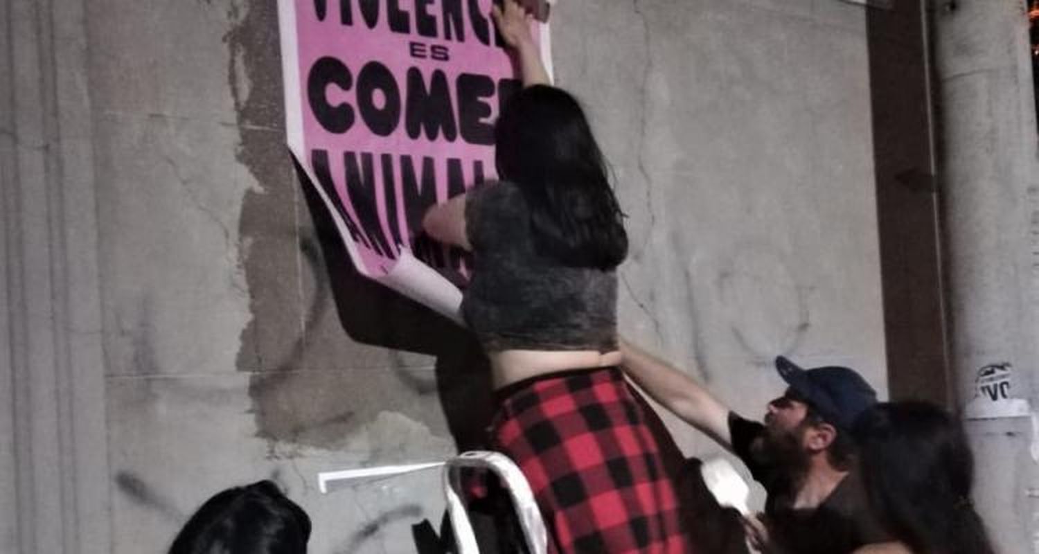 Activistas veganos pegaron carteles: “Violencia es comer animales”