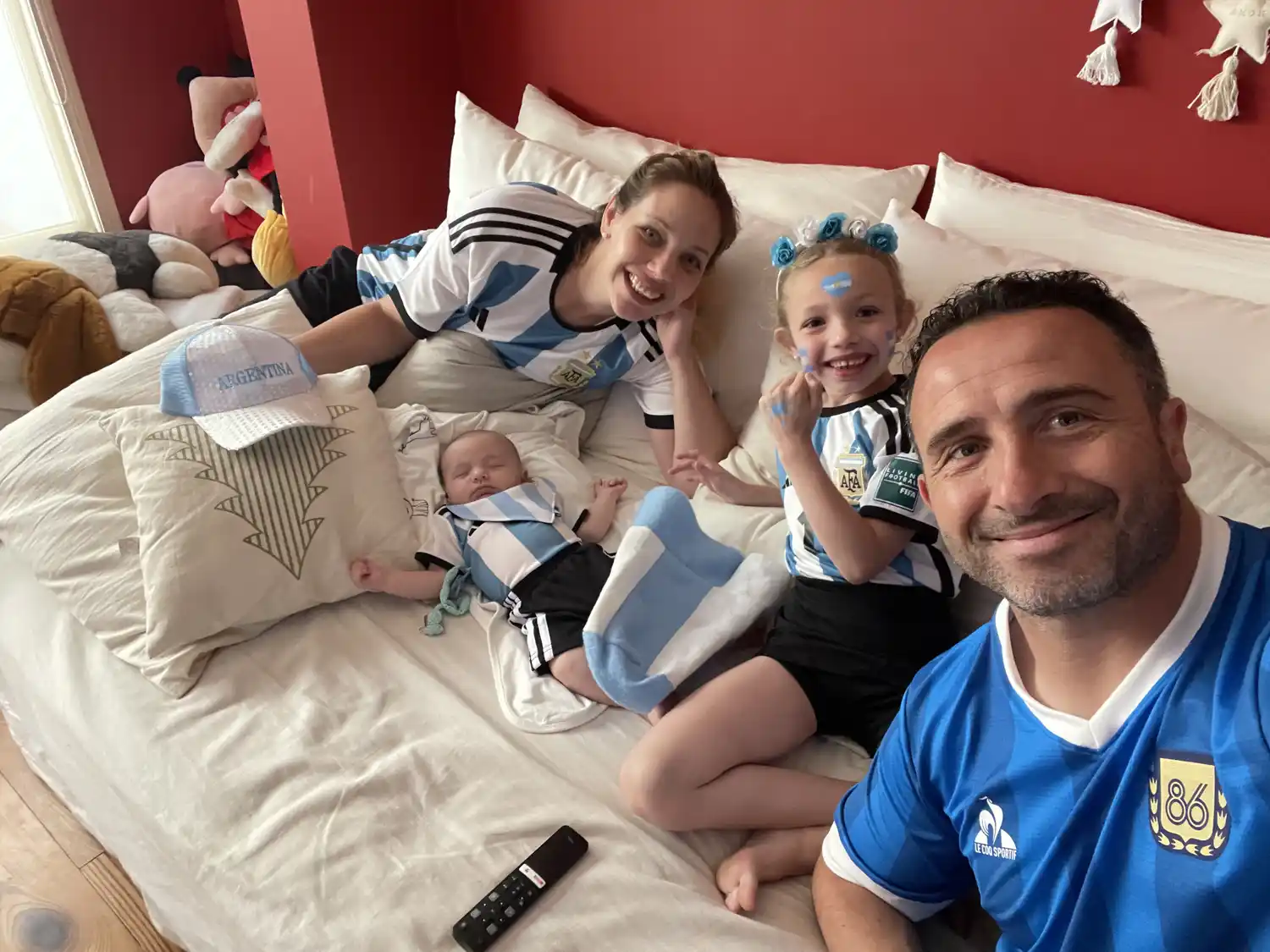 Gastón alentando a la selección junto a su familia: Carolina Bolotnikoff y sus dos hijos: Delfina y Joaquín.