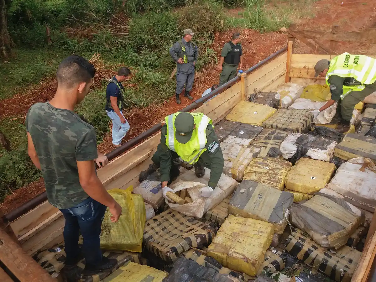 Llevaba 3.520 kilos de marihuana disimulados como mudanza  