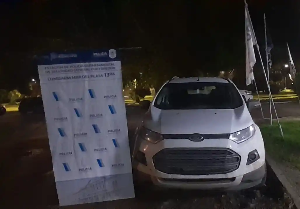 La camioneta había sido robada este jueves, por dos sujetos que iban en moto.