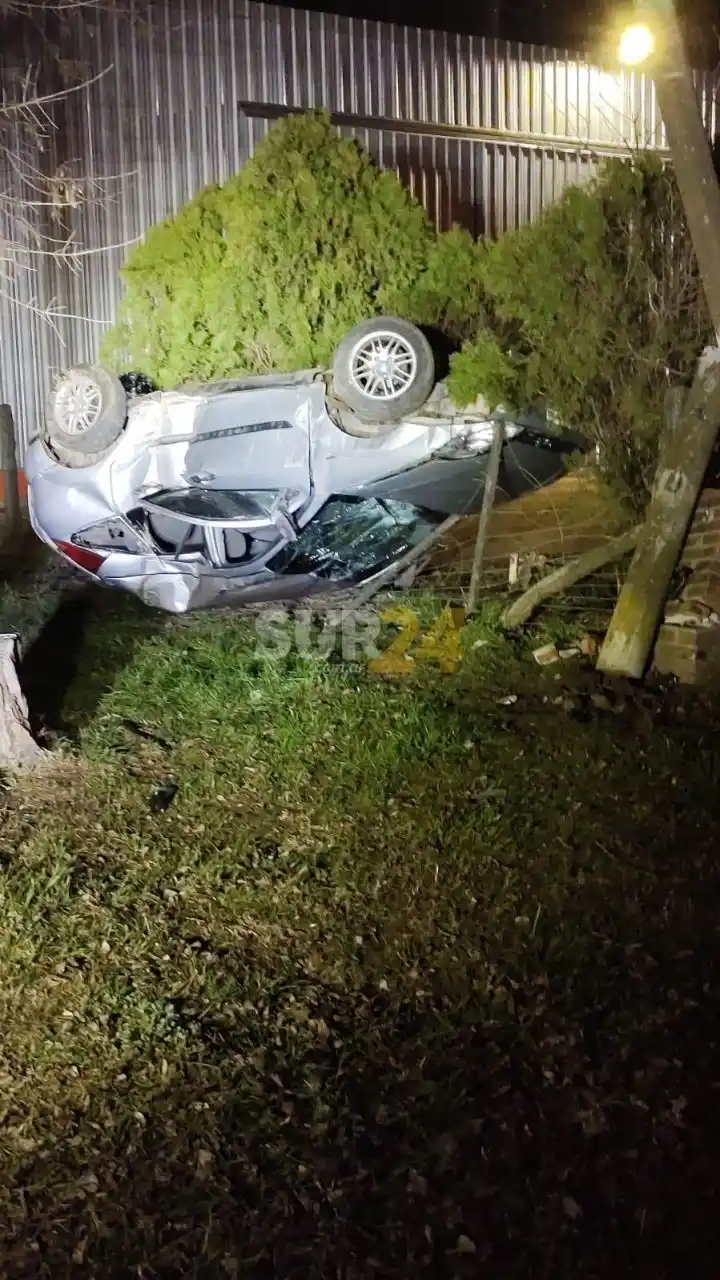 Espectacular vuelco en el casco urbano de Elortondo