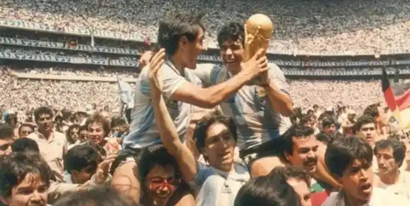 Falleció Roberto Cejas, el santafesino que llevó en andas a Diego Maradona en la final de México 1986