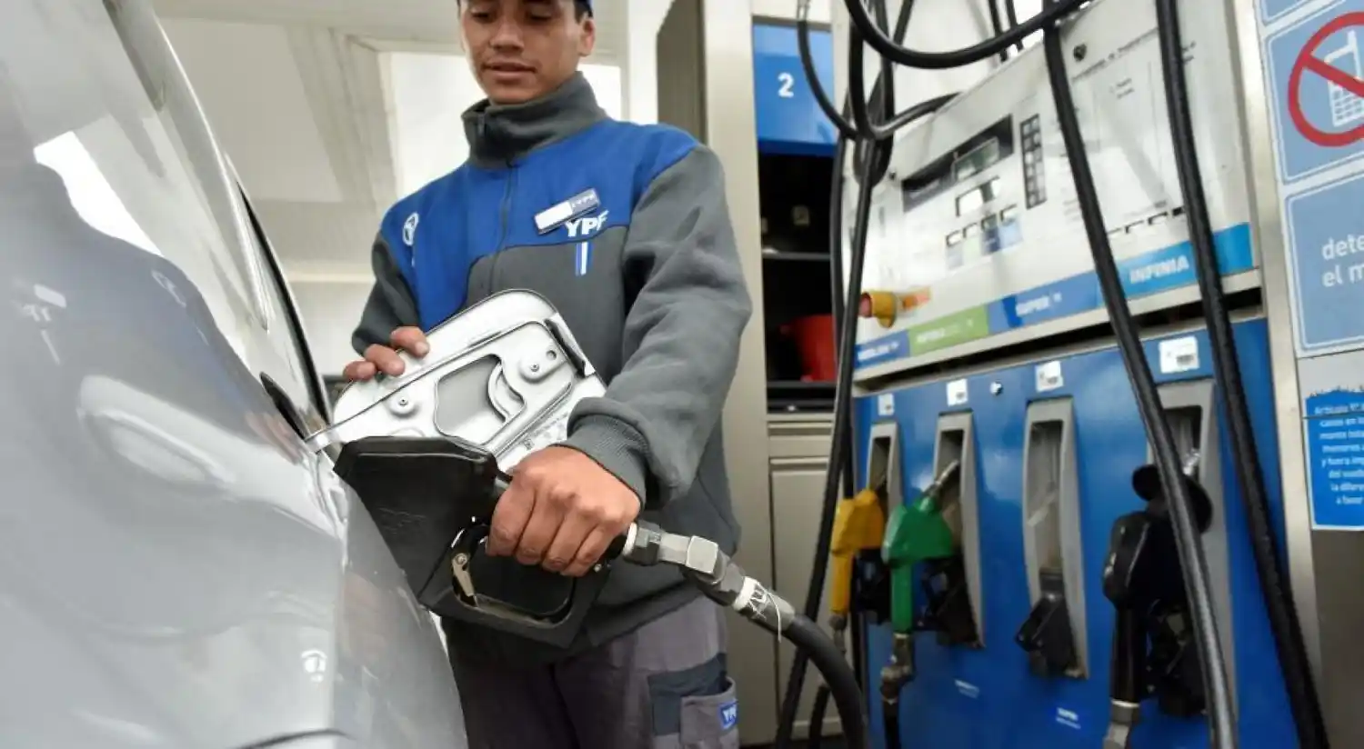 Sorpresivo aumento de los combustibles de YPF: Ya rige la suba del 9% en promedio