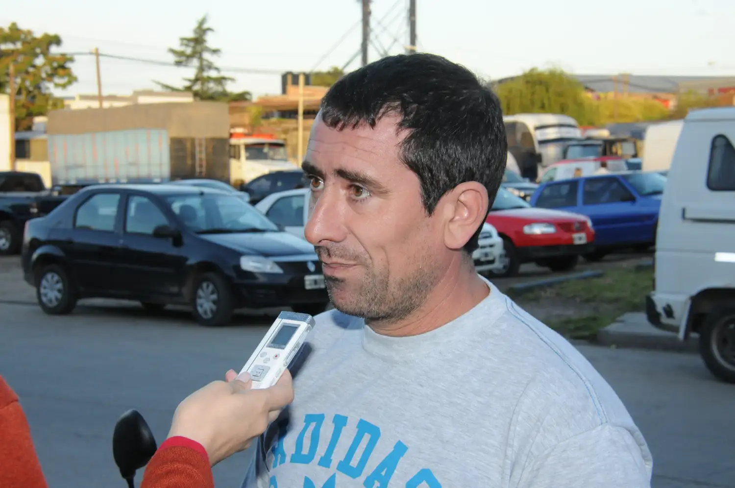 Soggetti:   “Acá se vende marca no merca"