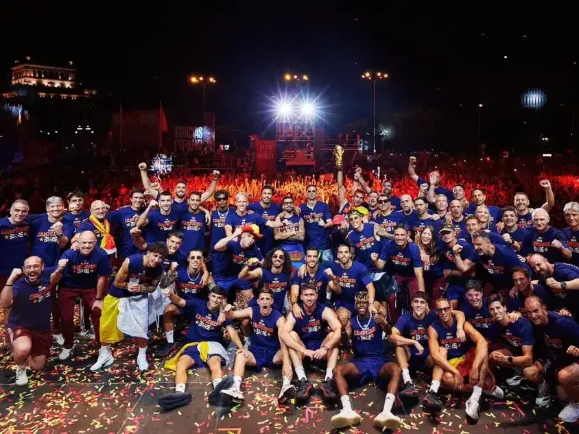 La Roja celebró su segundo título del mundo ante una multitud en Madrid. Foto: @SEFutbol