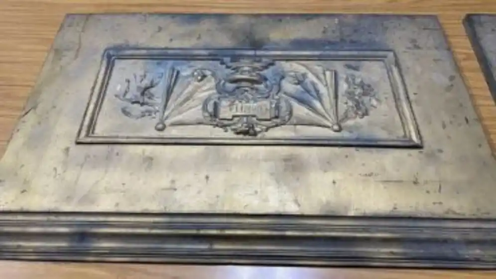 La iglesia María Auxiliadora recuperó las históricas placas robadas