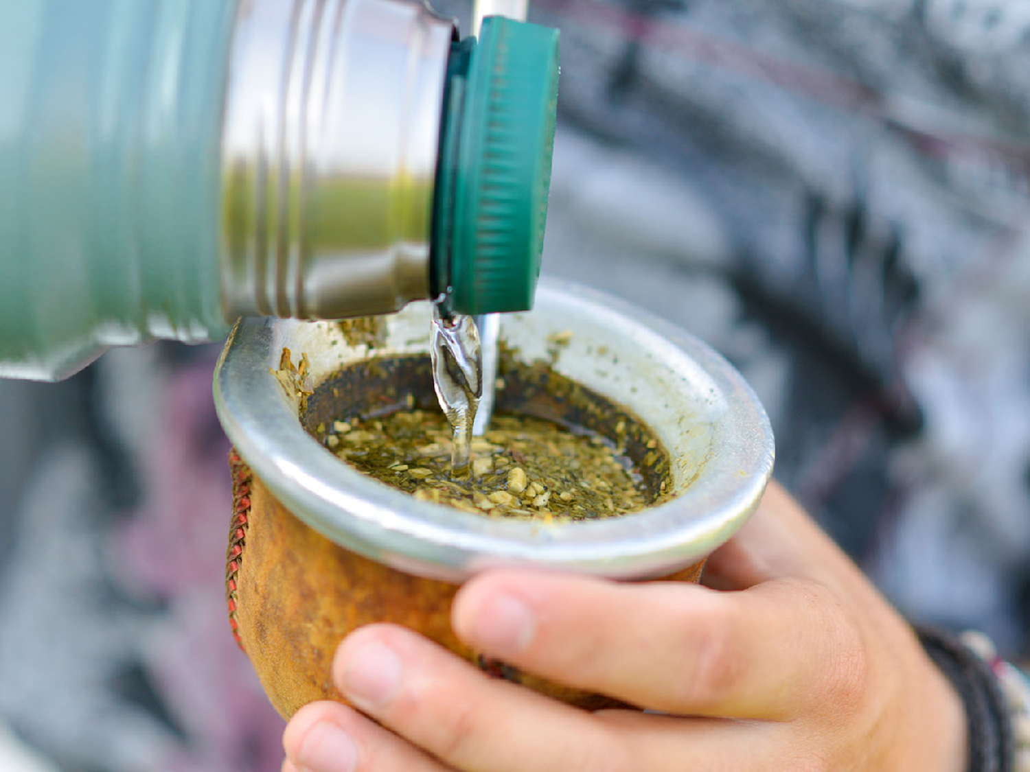 Según una encuesta, durante la cuarentena la gente sigue compartiendo el mate en su casa