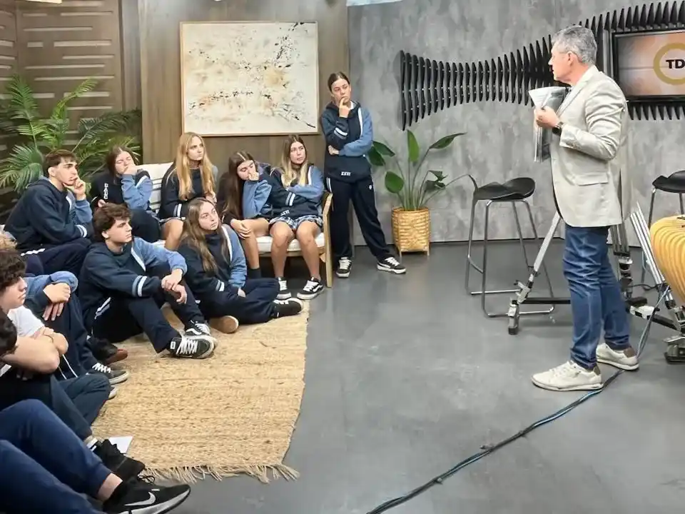 Alumnos de Ayres del Cerro conversaron con Claudio Andiarena.