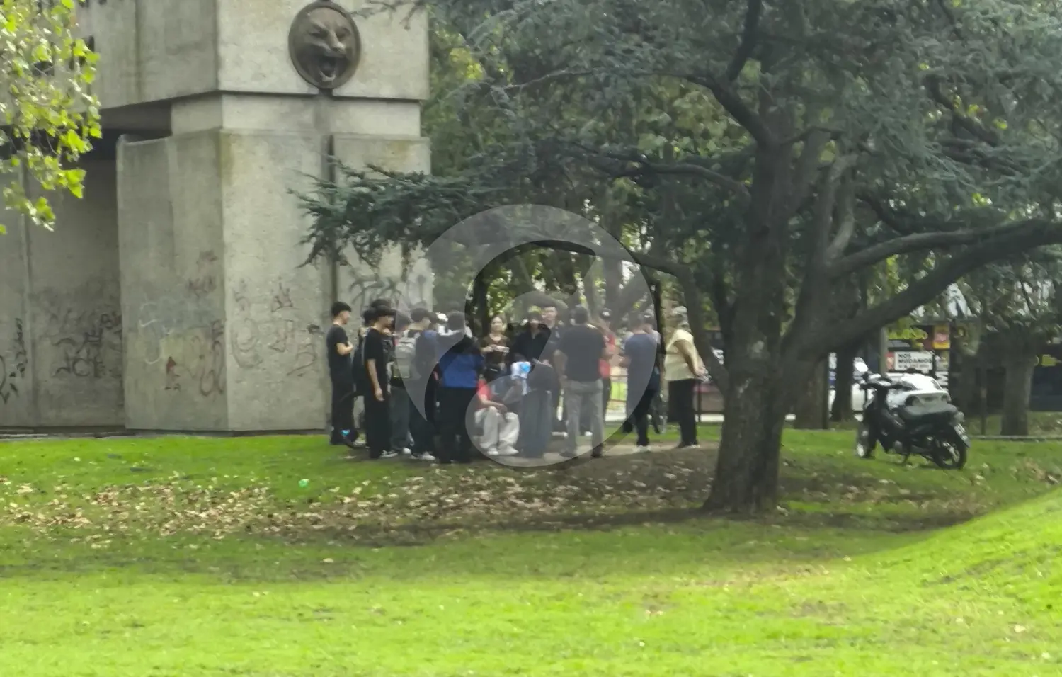 Adultos hablando con los alumnos en la plaza, tras la intervención policial