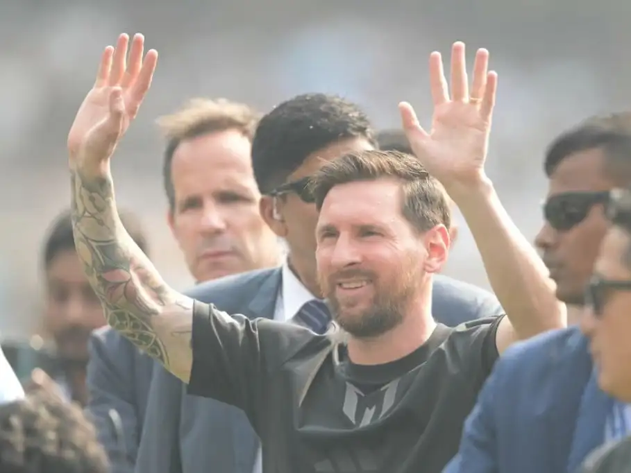 El capitán de la selección argentina arribó al estadio acompañado por Luis Suárez y Rodrigo De Paul, pero su presencia fue breve y limitada.