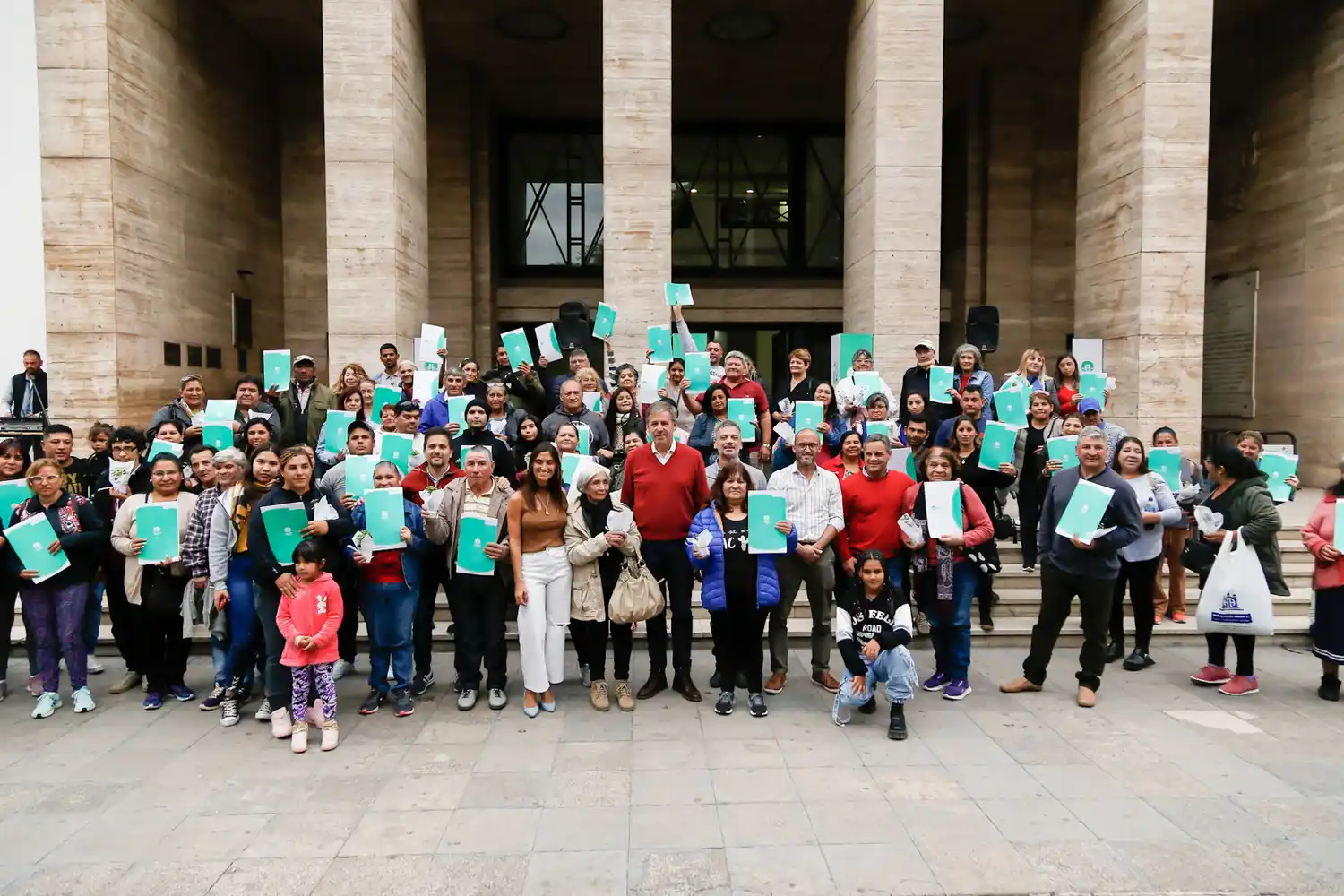 Emilio Jatón entregó escrituras a 150 familias santafesinas