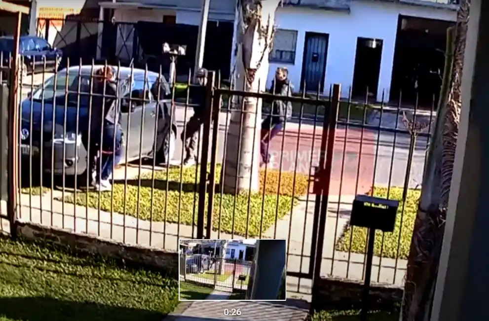 Estremecedor: Roban auto con un niño adentro mientras su mamá lucha a cadenazos