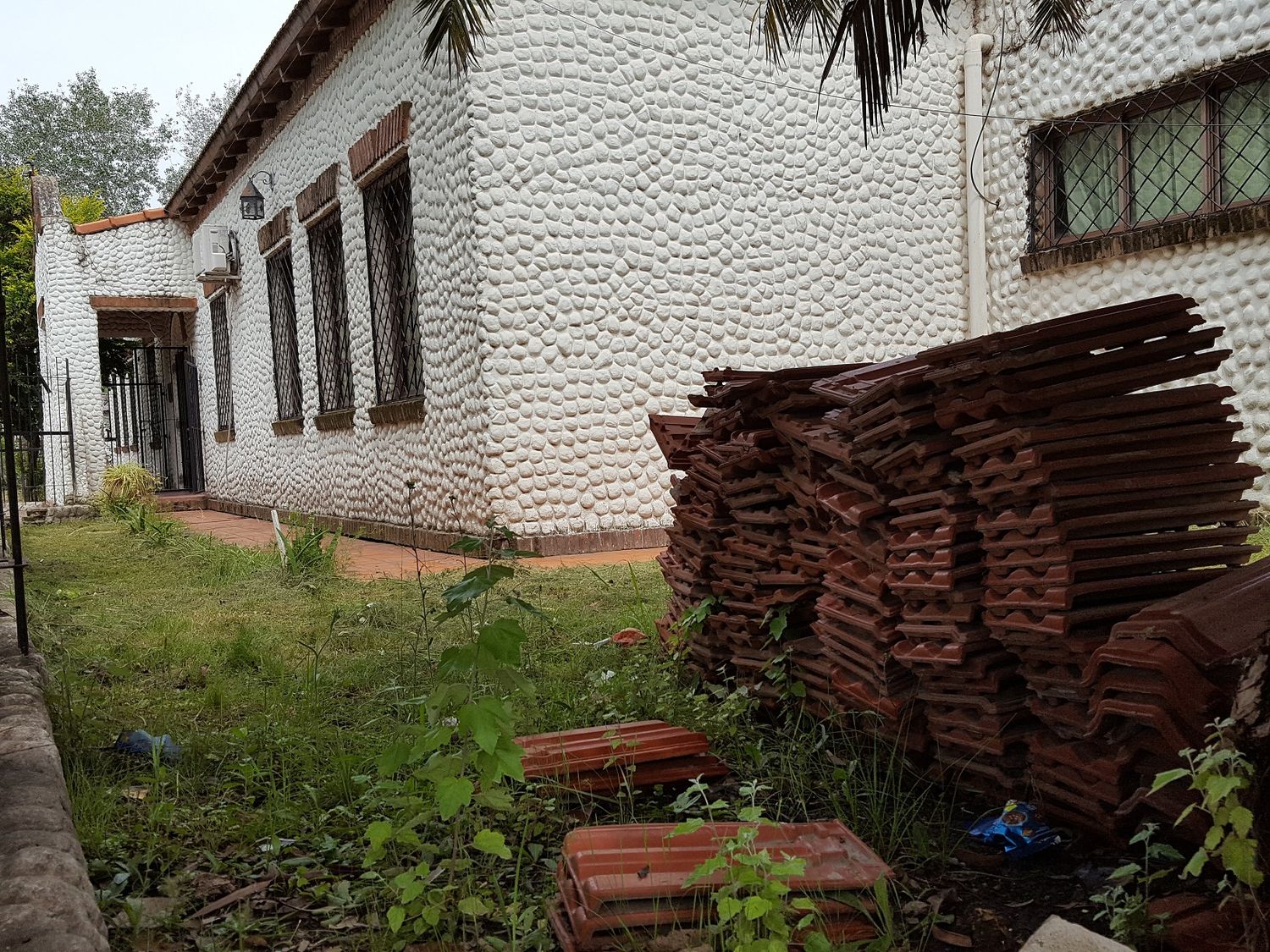 El reemplazo del techo en la Escuela Nina Nº 203 comenzó en 2019 y la constructora todavía no hizo lo que debió terminar en cuatro meses