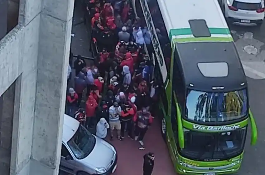 Aparecieron videos de barrabravas de Newell’s apretando a los jugadores en el playón