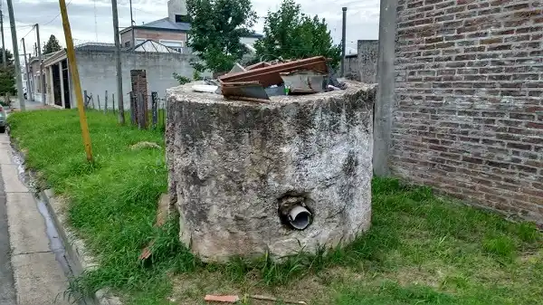 Un registro de cloacas tirado en la calle que sirve como basurero