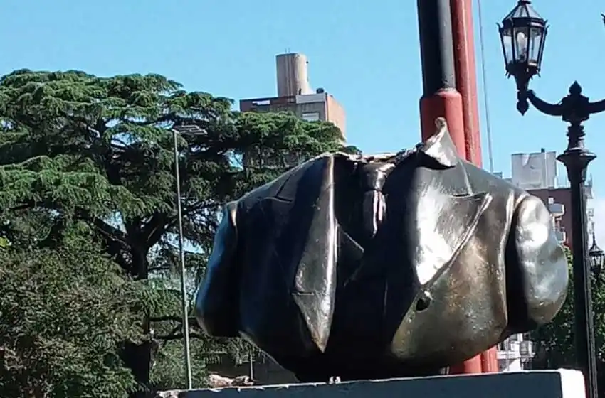 Vandalizaron el busto a Isaac Newell en el Parque: le cortaron la cabeza con un hacha