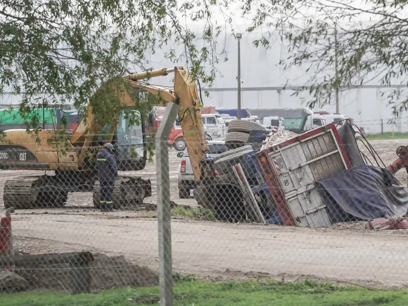 Volcó el acoplado de un camión en Quequén