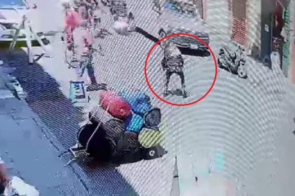 Las grabaciones captaron cuando la uniformada de la Policía se interpuso en el camino de los presuntos ladrones.