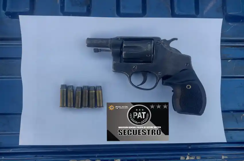 Tiene 17 años, lo buscaban por un robo y lo detuvieron mientras circulaba con un revólver cargado